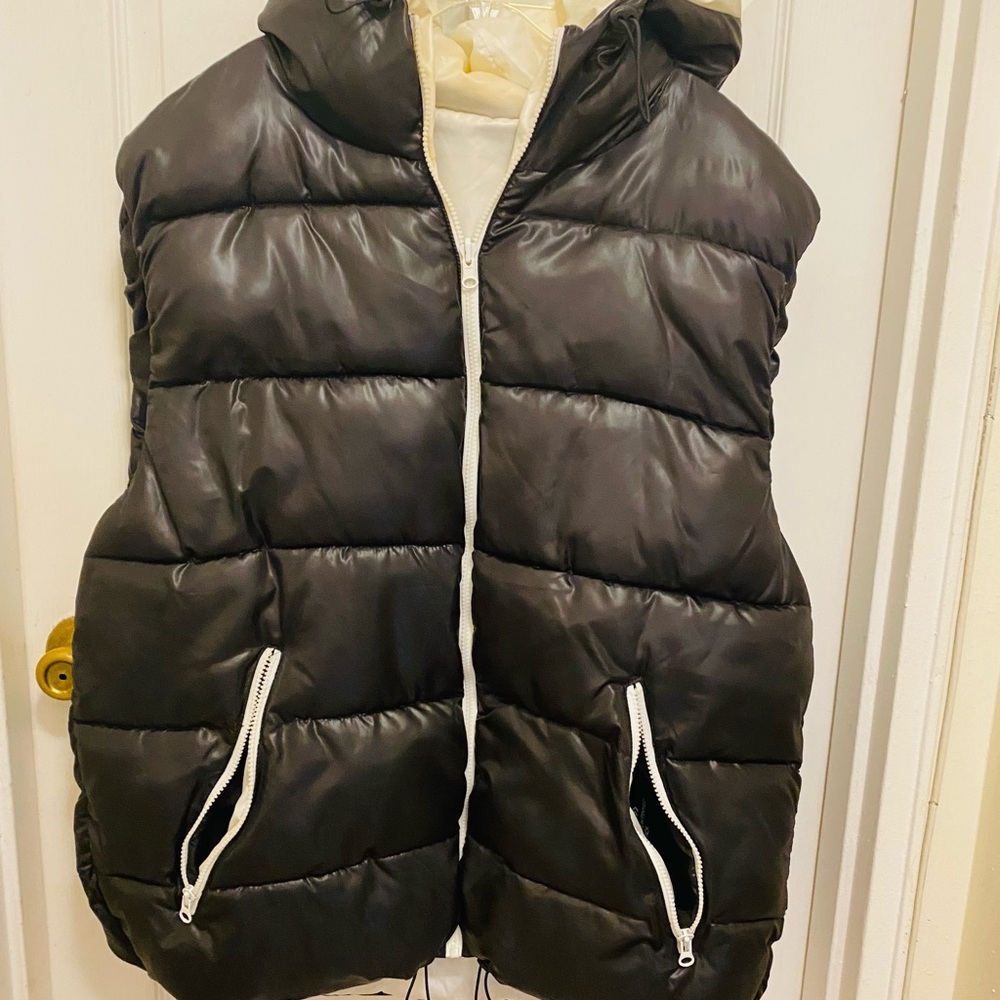 Black Quilted Puffer Vest with High Collar Men’s size 2XL White Zipper pockets